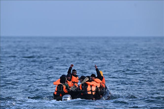 Người di cư từ Pháp được giải cứu và đưa về thị trấn Dover, Đông Nam Anh khi đang nỗ lực vượt qua eo biển Manche để vào Anh. Ảnh: AFP/TTXVN