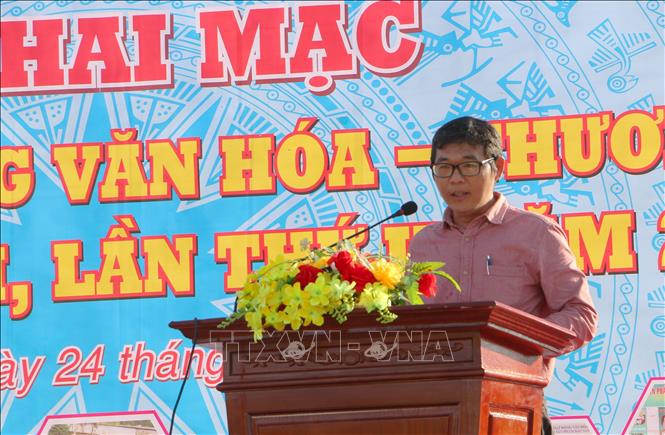 Ông Bành Phước An, Phó Chủ tịch UBND thị xã Ngã Năm (Sóc Trăng) phát biểu khai mạc Tuần lễ Văn hóa Thương mại. Ảnh: Tuấn Phi - TTXVN
