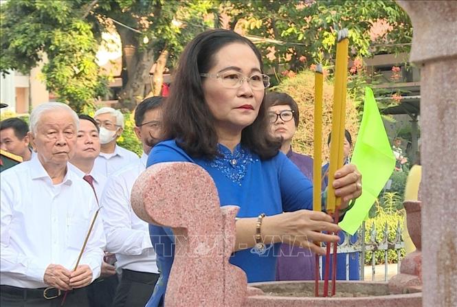 Bà Nguyễn Thị Lệ, Phó Bí thư Thành uỷ, Chủ tịch HĐND thành phố Hồ Chí Minh dâng hương tưởng niệm Tổng Bí thư Trần Phú tại Khu Di tích trại giam Bệnh viện Chợ Quán. Ảnh: Thu Hương - TTXVN