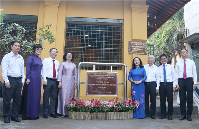 Các đại biểu thực hiện nghi thức hoàn thành giai đoạn 1 công trình tu bổ, tôn tạo Di tích lịch sử cấp Quốc gia Khu trại giam Bệnh viện Chợ Quán. Ảnh: Thu Hương - TTXVN