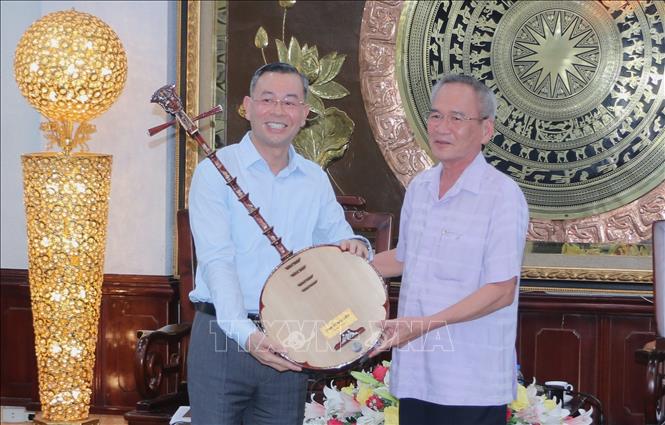 Bí thư Tỉnh ủy Bạc Liêu Lữ Văn Hùng (phải) trao tặng Tổng Kiểm toán Nhà nước Ngô Văn Tuấn cây đàn kìm cách điệu biểu tượng của tỉnh Bạc Liêu. Ảnh: Tuấn Kiệt – TTXVN.