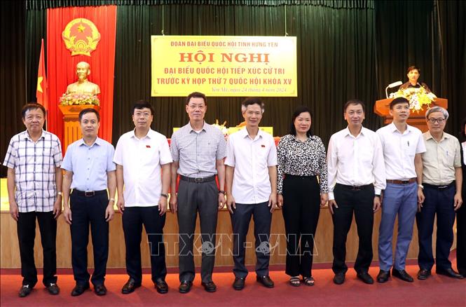 Các đại biểu chụp ảnh lưu niệm với cử tri huyện Yên Mỹ. Ảnh: Mai Ngoan-TTXVN