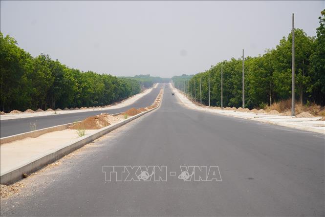 Đường tạo lực Bắc Tân Uyên - Phú Giáo - Bàu Bàng của tỉnh Bình Dương đã triển khai thi công đạt 92% khối lượng. Ảnh: TTXVN phát