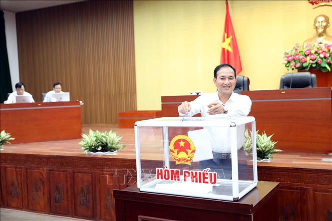 Bỏ phiếu bầu bổ sung Ủy viên UBND tỉnh Hải Dương. Ảnh: Mạnh Tú - TTXVN