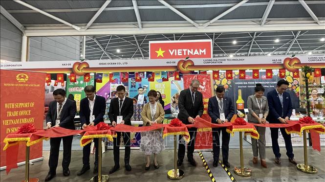 Delegates cut the ribbon to open Vietnamese exhibition stall at the FHA event. VNA Photo: Tất Đạt