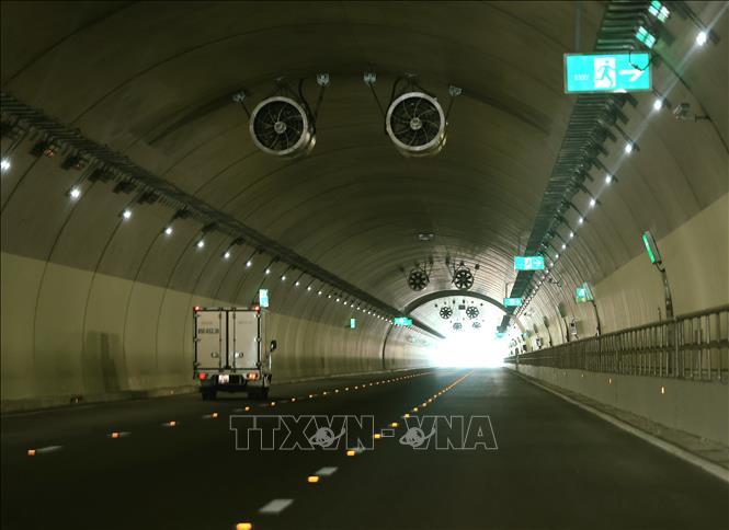 Xe lưu thông 1 chiều qua hầm chui Dốc Sạn tuyến cao tốc Nha Trang-Cam Lâm. Ảnh: Hoàng Hiếu - TTXVN