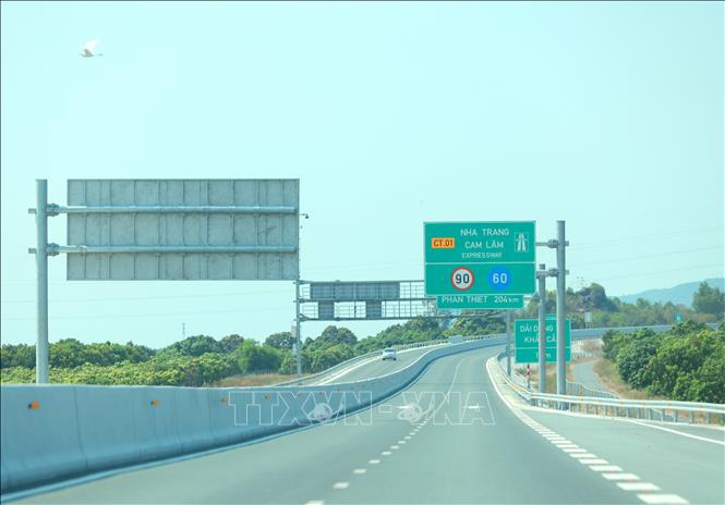 Hệ thống biển báo, hộ lan, cọc tiêu, phản quang trên tuyến đã hoàn tất. Ảnh: Hoàng Hiếu - TTXVN