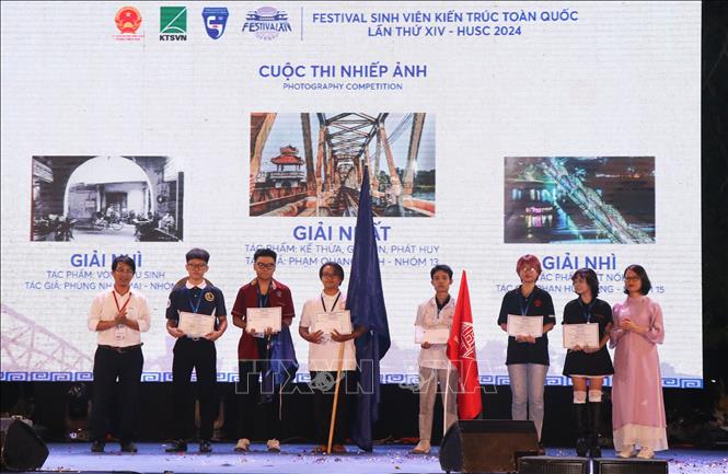 Ban tổ chức trao giải cho các sinh viên đạt giải ở cuộc thi nhiếp ảnh. Ảnh: Tường Vi - TTXVN