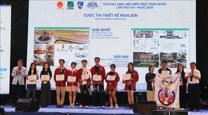 Ban tổ chức trao giải cho các sinh viên đạt giải ở cuộc thi thiết kế Pavilion. Ảnh: Tường Vi - TTXVN