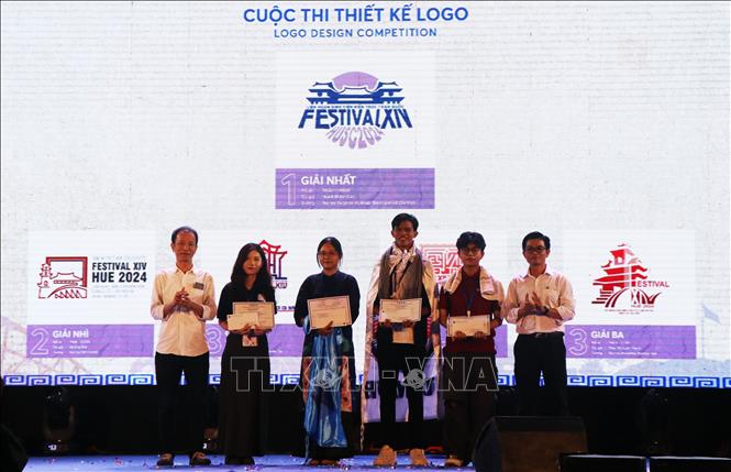 Ban tổ chức trao giải cho các sinh viên đạt giải ở cuộc thi thiết kế logo. Ảnh: Tường Vi - TTXVN