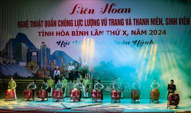 Tiết mục mở màn đêm diễn của đơn vị tp Hòa Bình. Ảnh: Trọng Đạt - TTXVN