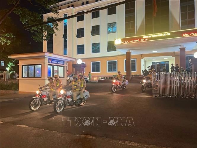 Công an thành phố Lào Cai ra quan đảm bảo an ninh trật tự, an toàn giao thông fdipj nghỉ lễ 3/4-1/5. Ảnh: TTXVN phát

