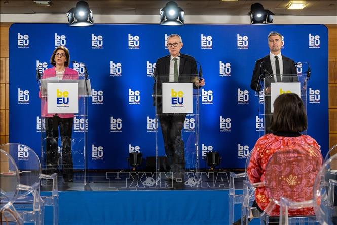 (Từ trái qua): Bà Stella Kyriakides, Ủy viên y tế và an toàn thực phẩm EU; ông Frank Vandenbroucke, Phó Thủ tướng kiêm Bộ trưởng Các vấn đề xã hội và y tế công cộng của Bỉ. Ảnh: TTXVN phát
