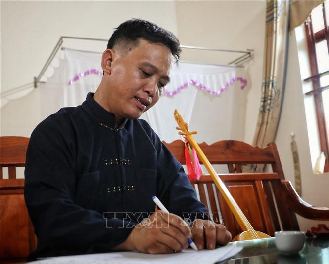 Nghệ nhân ưu tú Lục Văn Tích sáng tác điệu hát Then. Ảnh: Danh Lam - TTXVN