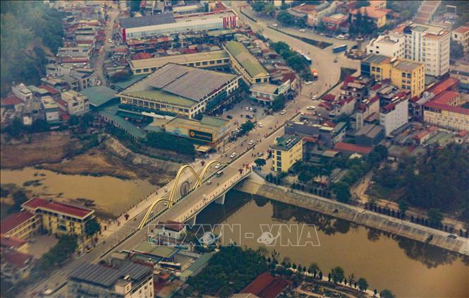 Thanh Binh bridge, an urban infrastructure recently inaugurated to celebrate the 70th anniversary of Dien Bien Phu Victory. VNA Photo: Xuân Tư 