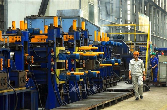 A production line of the Hoa Phat Steel Pipes Co. Ltd. under the Hoa Phat Group in Hai Duong province. VNA Photo: Tuấn Anh