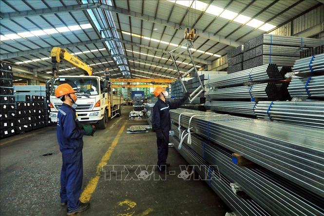 A production line of the Hoa Phat Steel Pipes Co. Ltd. under the Hoa Phat Group in Hai Duong province. VNA Photo: Tuấn Anh