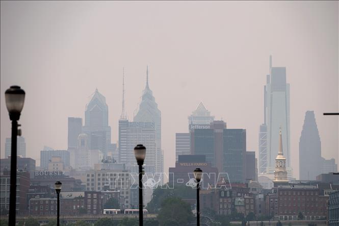 (Tư liệu) Khói mù ô nhiễm bao phủ bầu trời tại Camden, New Jersey, Mỹ. Ảnh: AFP/TTXVN