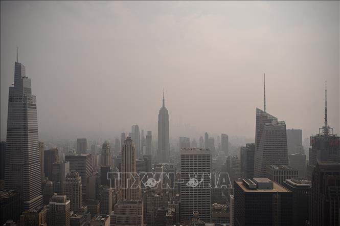 (Tư liệu) Khói mù ô nhiễm bao phủ bầu trời tại New York, Mỹ. Ảnh: AFP/TTXVN
