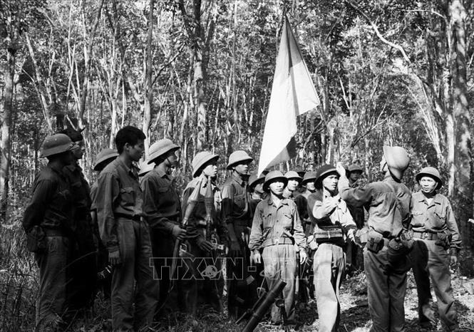 Lễ chuyển giao cờ chiến thắng, tiễn trung đoàn 3 (Đoàn Khe Sanh) trước khi vào chiến dịch giải phóng Sài Gòn tại rừng cao su Biên Hòa (Đồng Nai). Ảnh: Quang Thành – TTXVN
