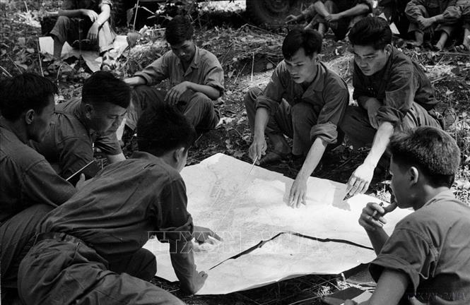Ban Chỉ huy Trung đoàn 3 (Đoàn Khe Sanh) chuẩn bị phương án tác chiến trong rừng cao su Biên Hòa. Ảnh: Quang Thành - TTXVN