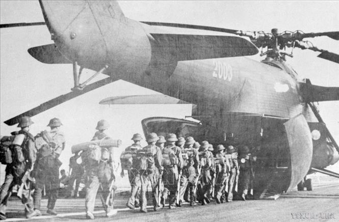 Bộ đội lên máy bay vận tải vào miền Nam tham gia chiến dịch Hồ Chí Minh, giải phóng Sài Gòn (tháng 4/1975). Ảnh: TTXVN