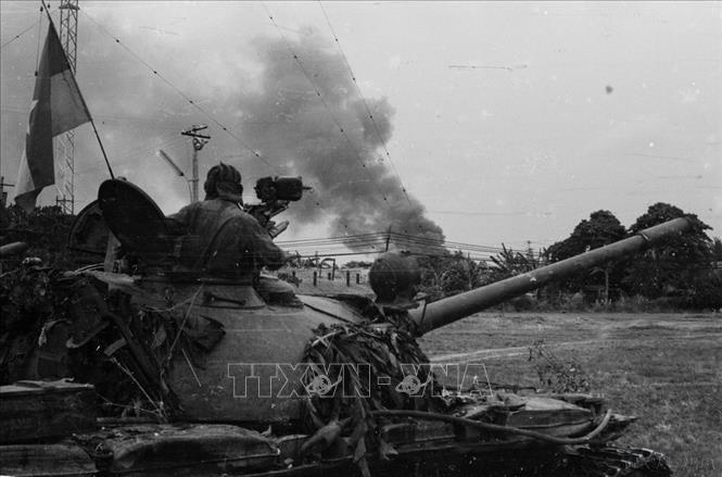 Các đơn vị bộ binh và xe tăng tiến vào Sài Gòn trên xa lộ Biên Hòa. Ảnh: Hứa Kiểm - TTXVN