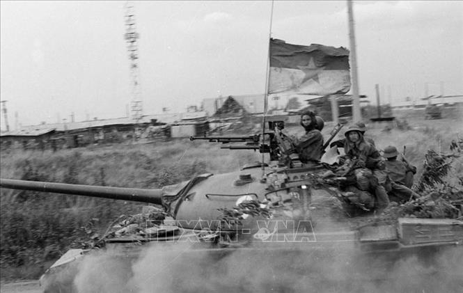 Quân giải phóng đánh chiếm trường Thiết giáp ngụy tại căn cứ Nước Trong (Biên Hoà). Ảnh: Hứa Kiểm - TTXVN