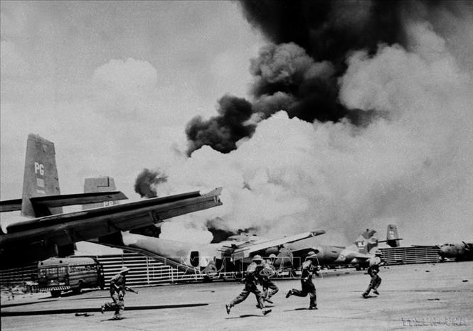 Quân giải phóng đánh chiếm sây bay Tân Sơn Nhất, ngày 30/4/1975. Ảnh: Quang Thành - TTXVN