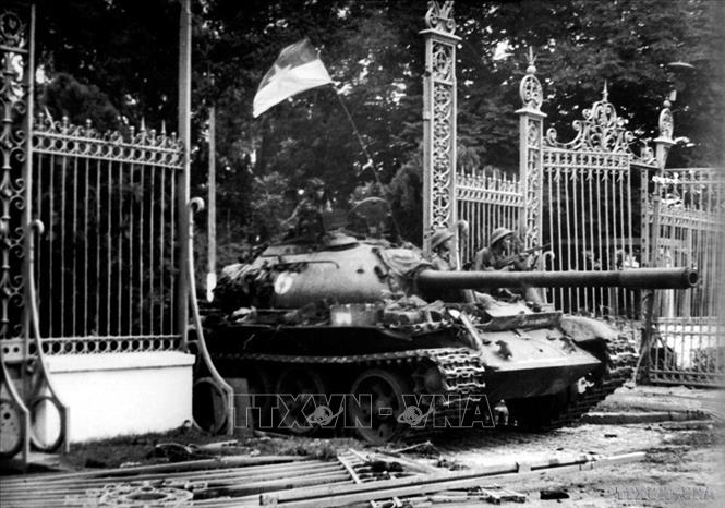 11h30 phút ngày 30/4/1975, xe tăng quân Giải phóng băng qua cánh cổng sắt, đánh chiếm Phủ Tổng thống ngụy Sài Gòn, sào huyệt cuối cùng của quân địch, kết thúc oanh liệt cuộc trường chinh 30 năm chống ngoại xâm của dân tộc. Ảnh: Mai Hưởng-TTXVN
