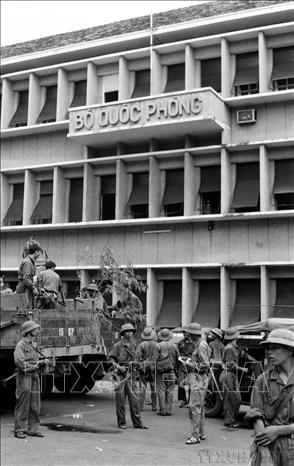 Quân giải phóng đánh chiếm Bộ Quốc Phòng quân ngụy Sài Gòn ngày 30-4-1975. Ảnh: TTXVN