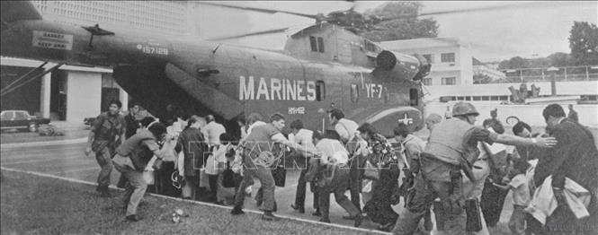 Trước sức tấn công của quân giải phóng, nhân viên Đại sứ quán Mỹ vội vã tháo chạy lên máy bay trực thăng tháo chạy khỏi Sài Gòn. Ảnh: TTXVN