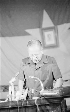 Tổng thống Dương Văn Minh đại diện nội các ngụy quyền cảm ơn cách mạng sau khi tuyên bố đầu hàng vô điều kiện, kết thúc chiến tranh Việt Nam, ngày 30/4/1975.