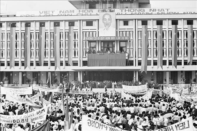 Nhân dân thành phố Sài Gòn mít tinh chào mừng Ủy ban Quân quản thành phố ra mắt 7/5/1975. Ảnh: Lâm Hồng Long - TTXVN