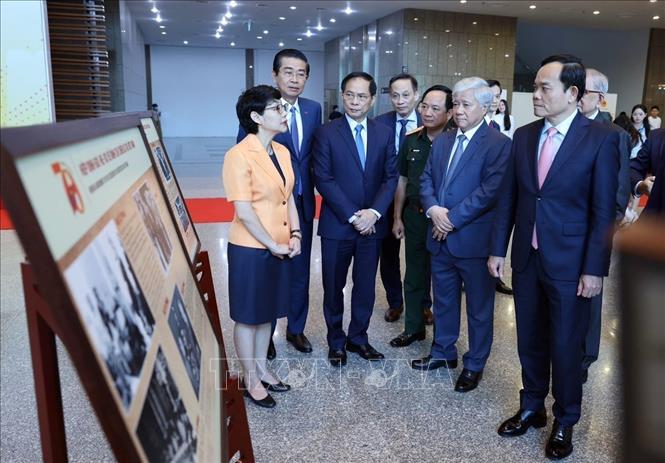 Delegates visit the display of photos on the Geneva Agreement on the sidelines of the ceremony. VNA Photo: Lâm Khánh