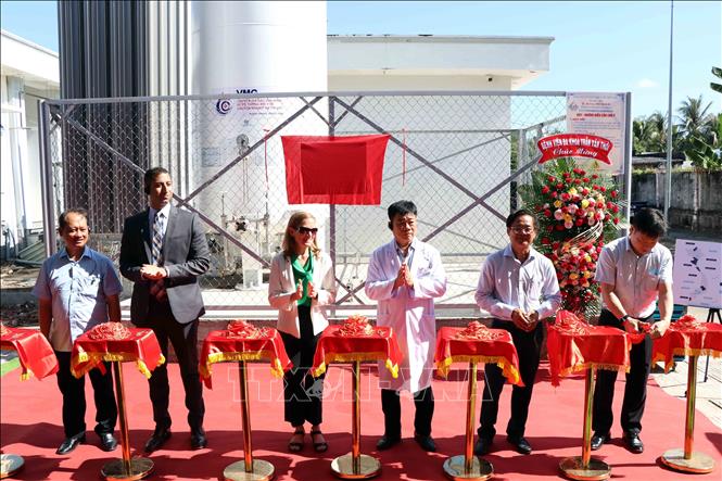 Đại biểu thực hiện nghi thức cắt băng khánh thành công trình. Ảnh: Kim Há-TTXVN