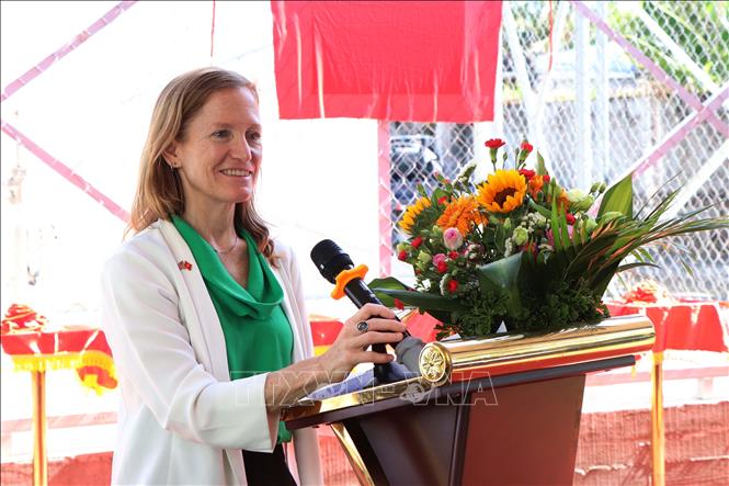 Bà Aler Grubbs, Giám đốc USAID tại Việt Nam, phát biểu tại buổi lễ. Ảnh: Kim Há-TTXVN