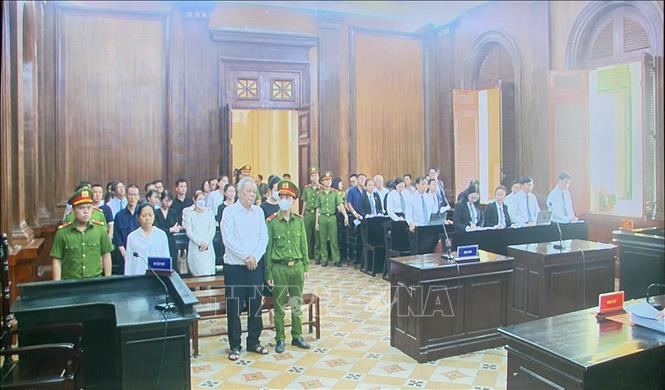 Các bị cáo nghe Hội đồng xét xử tuyên án. Ảnh: Hồng Giang - TTXVN.