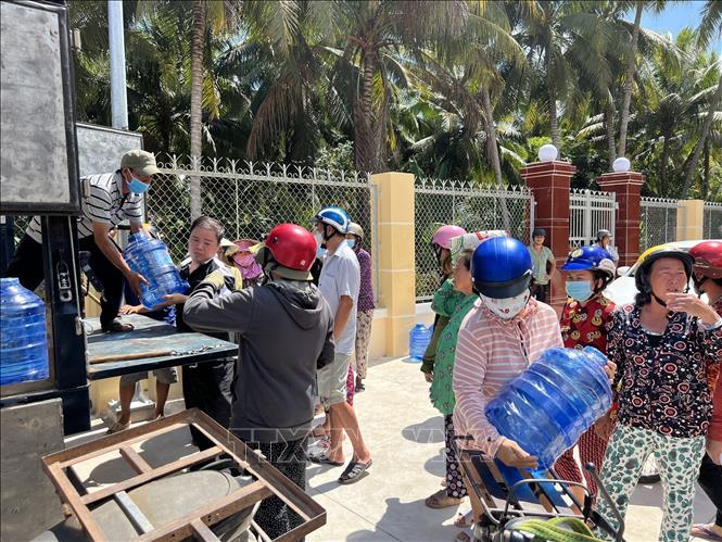 Trao bình nước tinh khiết cho hộ nghèo, khó khăn ở xã Hòa Lộc, huyện Mỏ Cày Bắc, tỉnh Bến Tre. Ảnh Công Trí-TTXVN