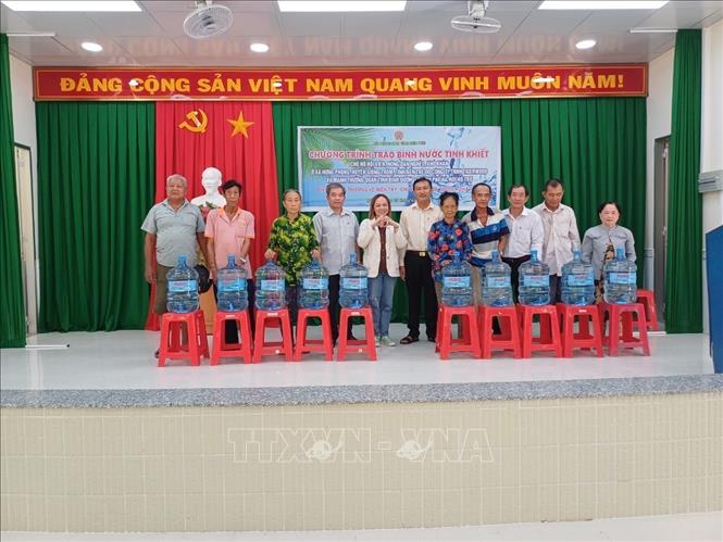 Trao bình nước tinh khiết cho hộ nghèo, khó khăn ở xã Hòa Lộc, huyện Mỏ Cày Bắc, tỉnh Bến Tre. Ảnh Công Trí-TTXVN