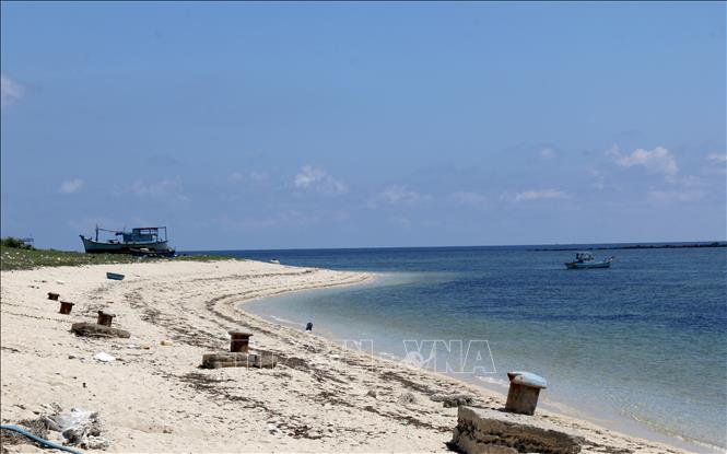 Biển Phú Quý (Bình Thuận) còn rất hoang sơ với vẻ đẹp tự nhiên. Ảnh:Nguyễn Thanh - TTXVN