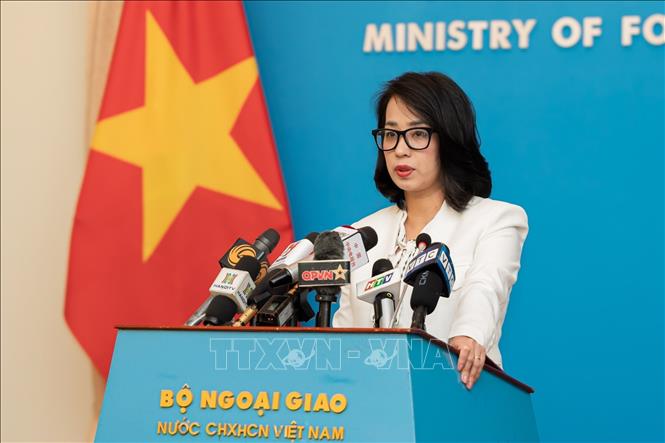 Người Phát ngôn Phạm Thu Hằng chủ trì buổi họp báo Bộ Ngoại giao thường kỳ tháng 4/2024. Ảnh: Đoàn Công Vũ/TTXVN phát