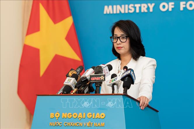 Người Phát ngôn Phạm Thu Hằng chủ trì buổi họp báo Bộ Ngoại giao thường kỳ tháng 4/2024. Ảnh: Đoàn Công Vũ/TTXVN phát