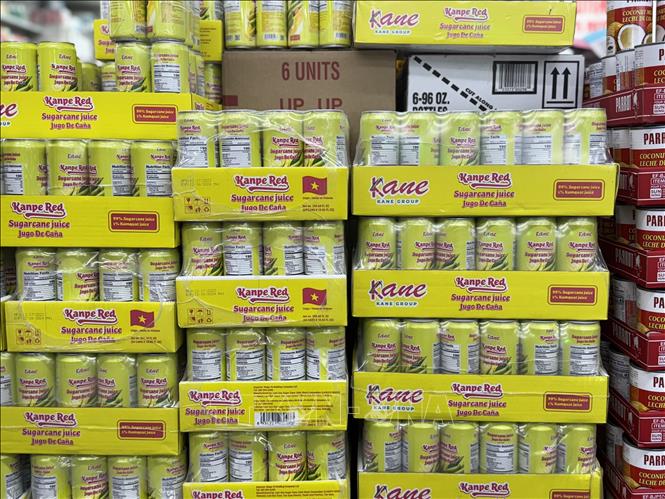 The first cases of Vietnamese canned sugarcane juice of Lam Son Sugar Joint Stock Corporation (Lasuco) at Miami's supermarket. VNA Photo: Kiều Trang
