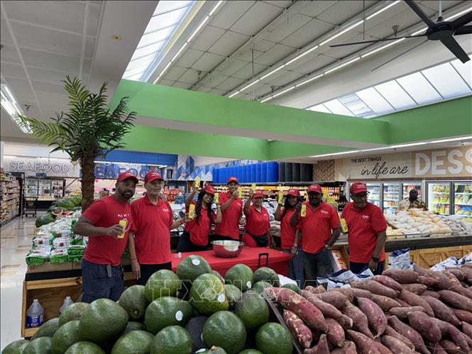 Made-in Vietnam canned sugarcane juice is introduced at Minami's supermarket. VNA Photo: Kiều Trang