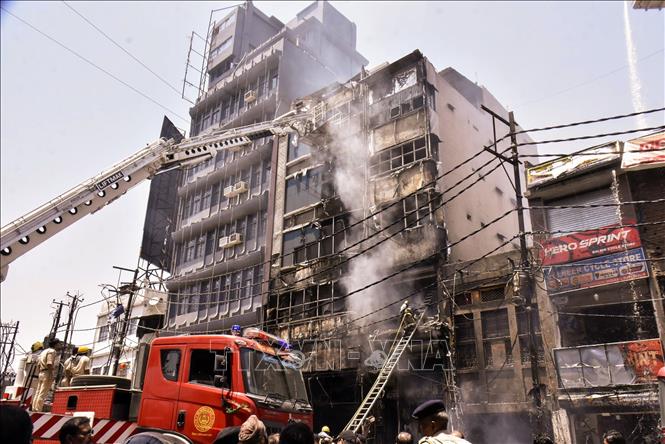 Hiện trường vụ cháy khách sạn ở Patna, thủ phủ bang Bihar, Ấn Độ ngày 25/4/2024. Ảnh: ANI/TTXVN