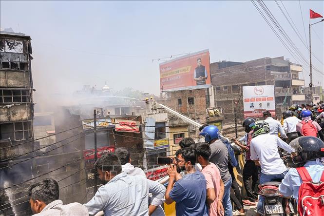 Hiện trường vụ cháy khách sạn ở Patna, thủ phủ bang Bihar, Ấn Độ ngày 25/4/2024. Ảnh: ANI/TTXVN