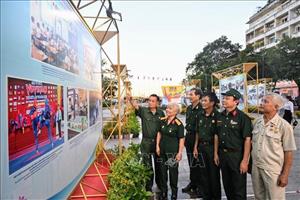 Khai mạc triển lãm ảnh 'Tổ quốc bên bờ sóng' tại TP Hồ Chí Minh