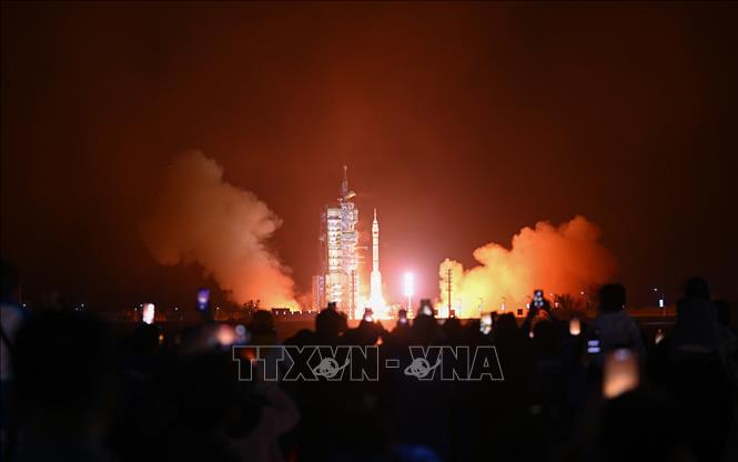 Tên lửa đẩy Trường Chinh 2F mang theo tàu vũ trụ Thần Châu-18 rời bệ phóng tại Trung tâm Phóng vệ tinh Tửu Tuyền ở Tây Bắc Trung Quốc ngày 25/4/2024. Ảnh: THX/TTXVN