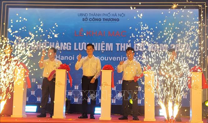 Lãnh đạo Sở Công Thương Hà Nội cắt băng khai mạc hội chợ. Ảnh: Phương Anh-TTXVN